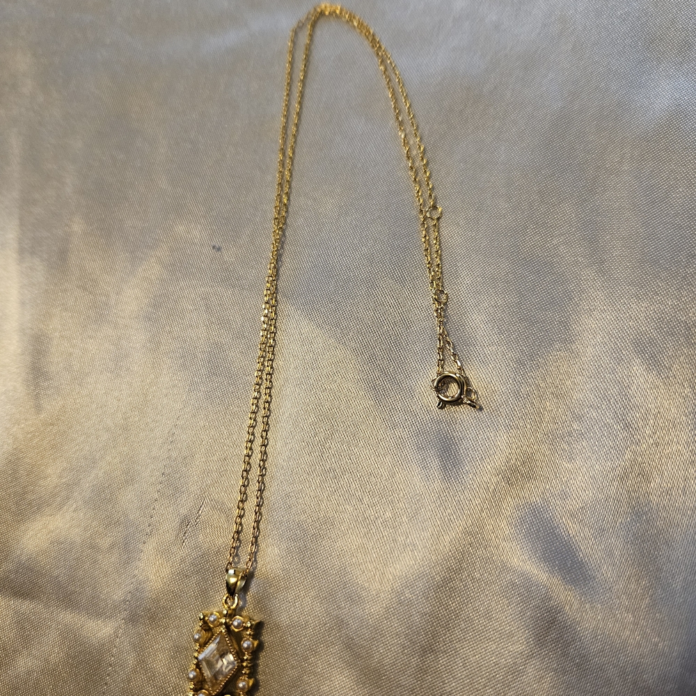 Elegant Gold Pendant Necklace